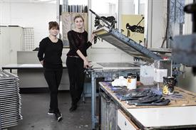 Dieses Bild zeigt zwei Studentinen in einer Druckerei.